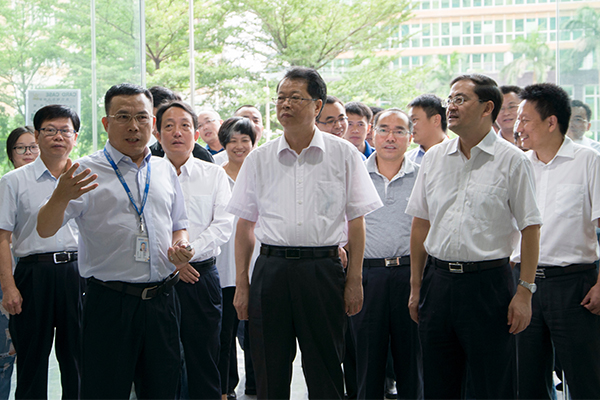证通董事长_董事长证照片